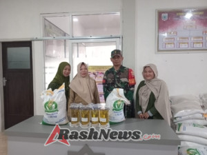 Babinsa Bersama AGR Sukseskan Penyaluran Bantuan Pangan Desa Lampok