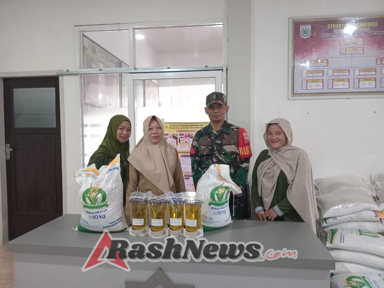 Babinsa Bersama AGR Sukseskan Penyaluran Bantuan Pangan Desa Lampok