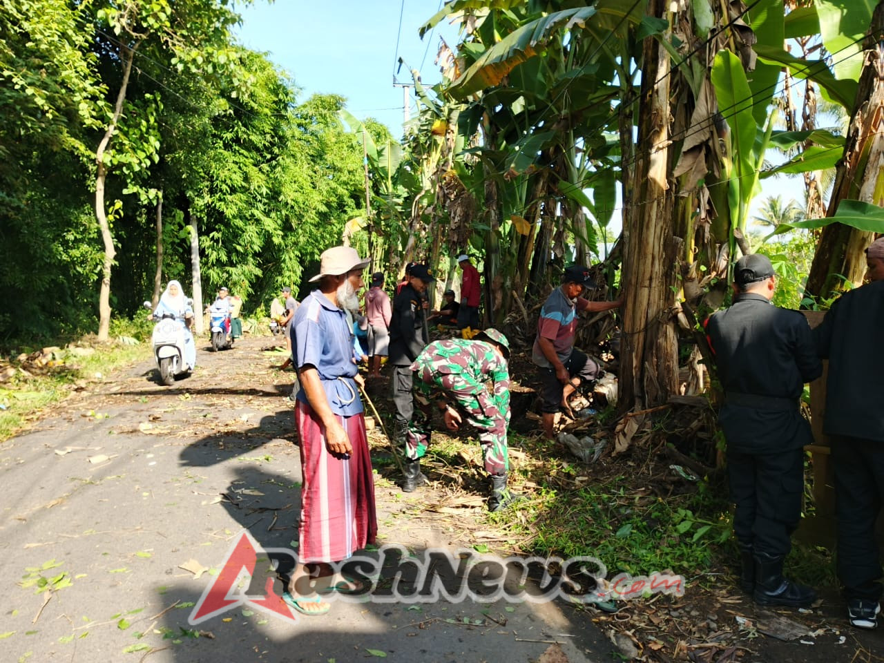 Pelebaran Jalan di Bebidas: Babinsa dan Masyarakat Kompak Gelar Gotong Royong
