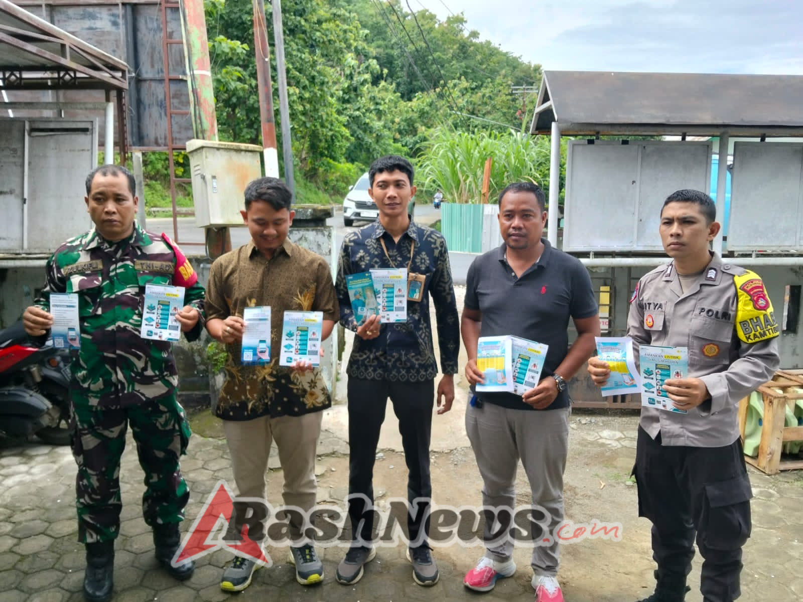 Babinsa Desa Tamekan Dampingi Penyaluran 20 Paket Sembako dari PLN Wujud Kepedulian Sosial.