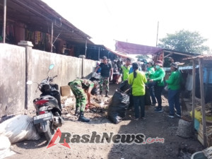 Kodim 1624/Flotim Bersama Masyarakat Jaga Kebersihan Pasar Inpres Larantuka