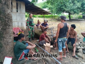 Pererat Hubungan dengan Warga, Babinsa Maurole Pantau Situasi dan Berkomunikasi Sosial di Desa Tou Barat