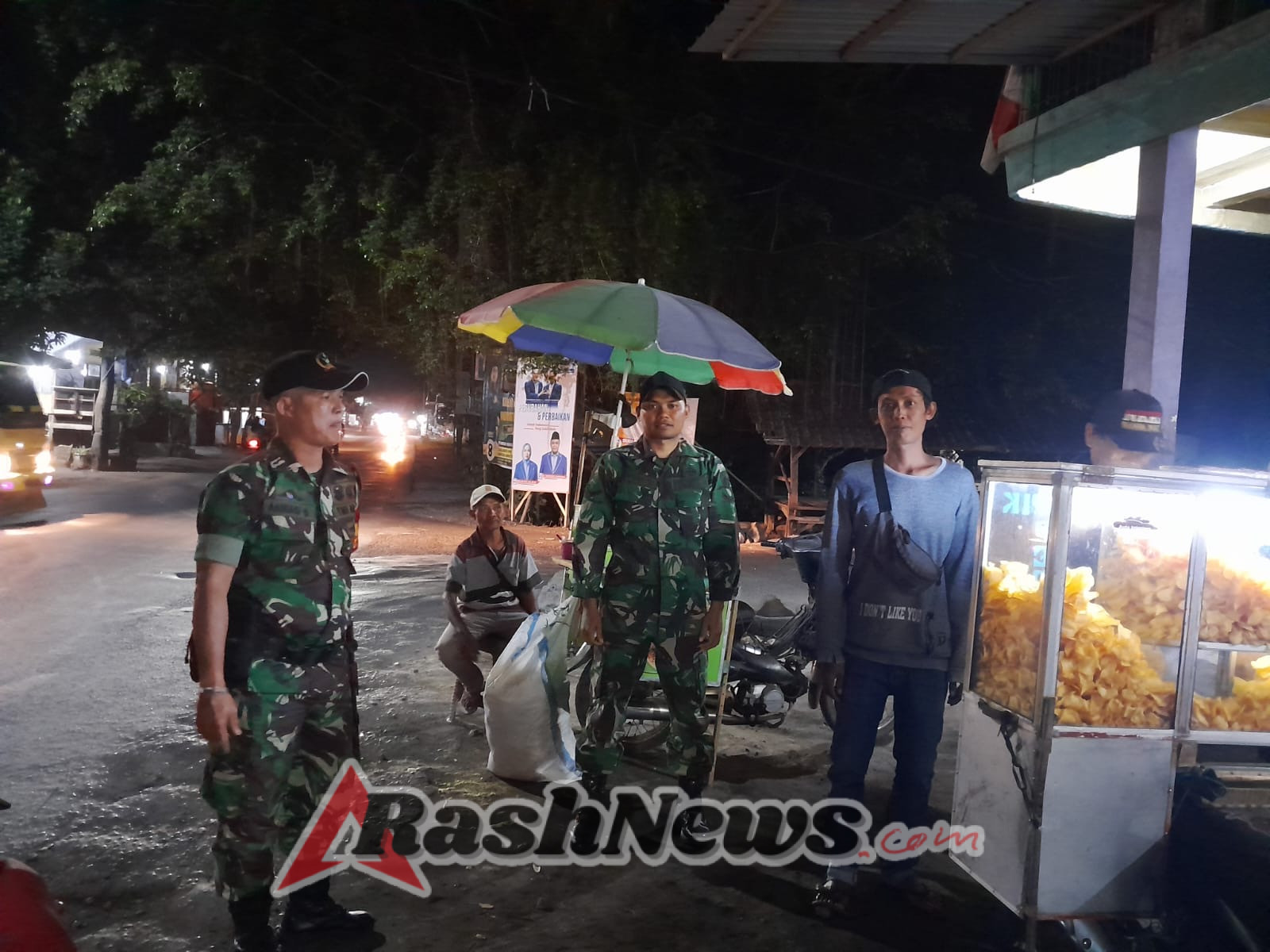 Pastikan Situasi Tetap Kondusif Jelang Nataru, Babinsa Ajak Masyarakat Patroli Malam