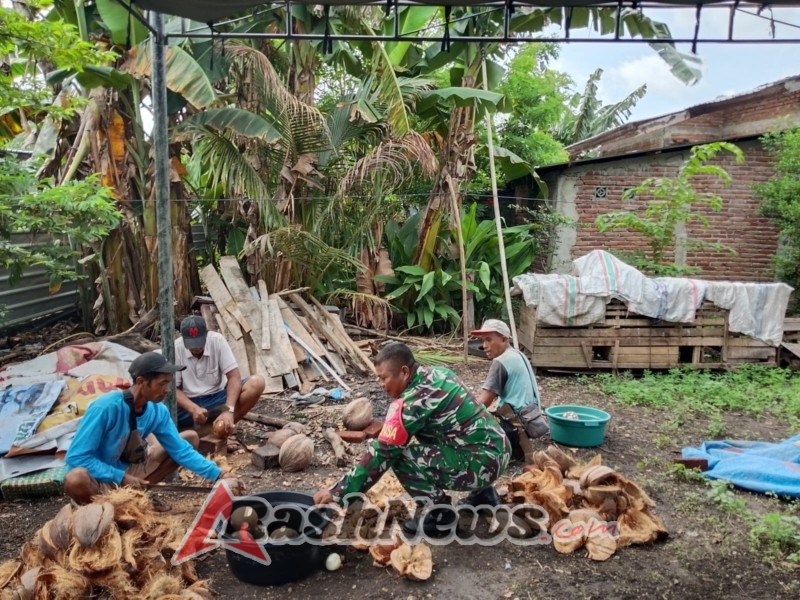 Babinsa Kodim 1628/Sumbawa Barat Aktif Jalin Komunikasi dengan Warga Desa Tapir