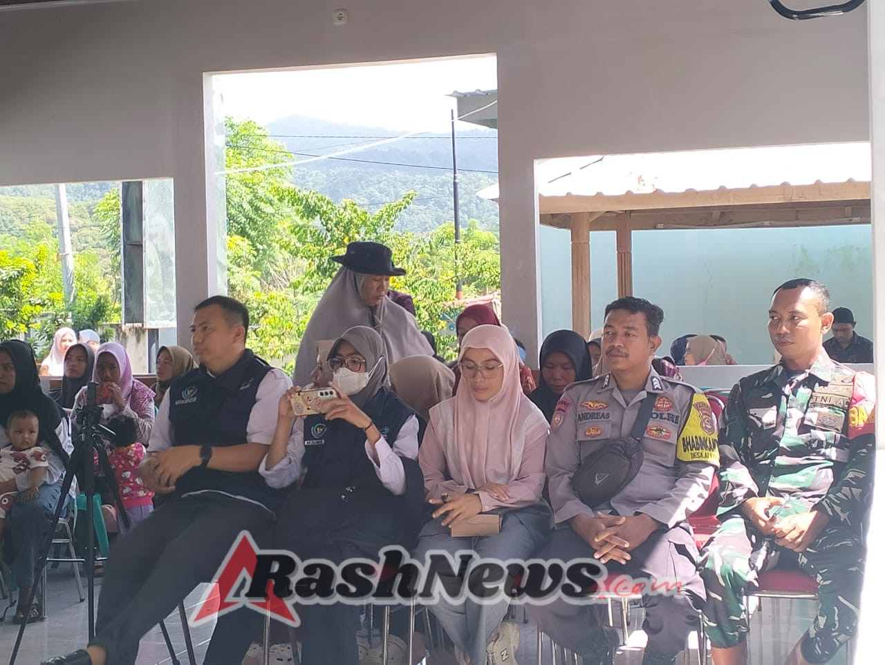 GEMARIKAN di Ai Kangkung, Babinsa Pastikan Kegiatan Aman dan Lancar Serta Anak Terima Paket Gizi