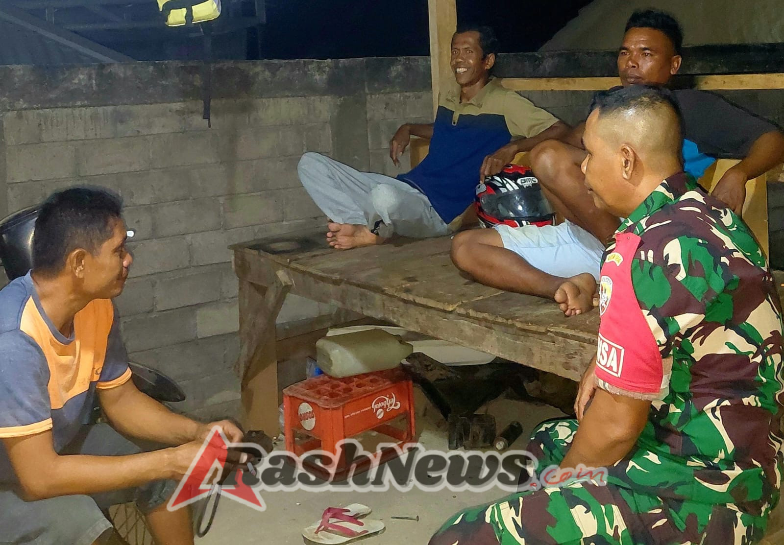 Ronda Malam Babinsa dan Pemuda Marada, Desa Tetap Aman dan Nyaman
