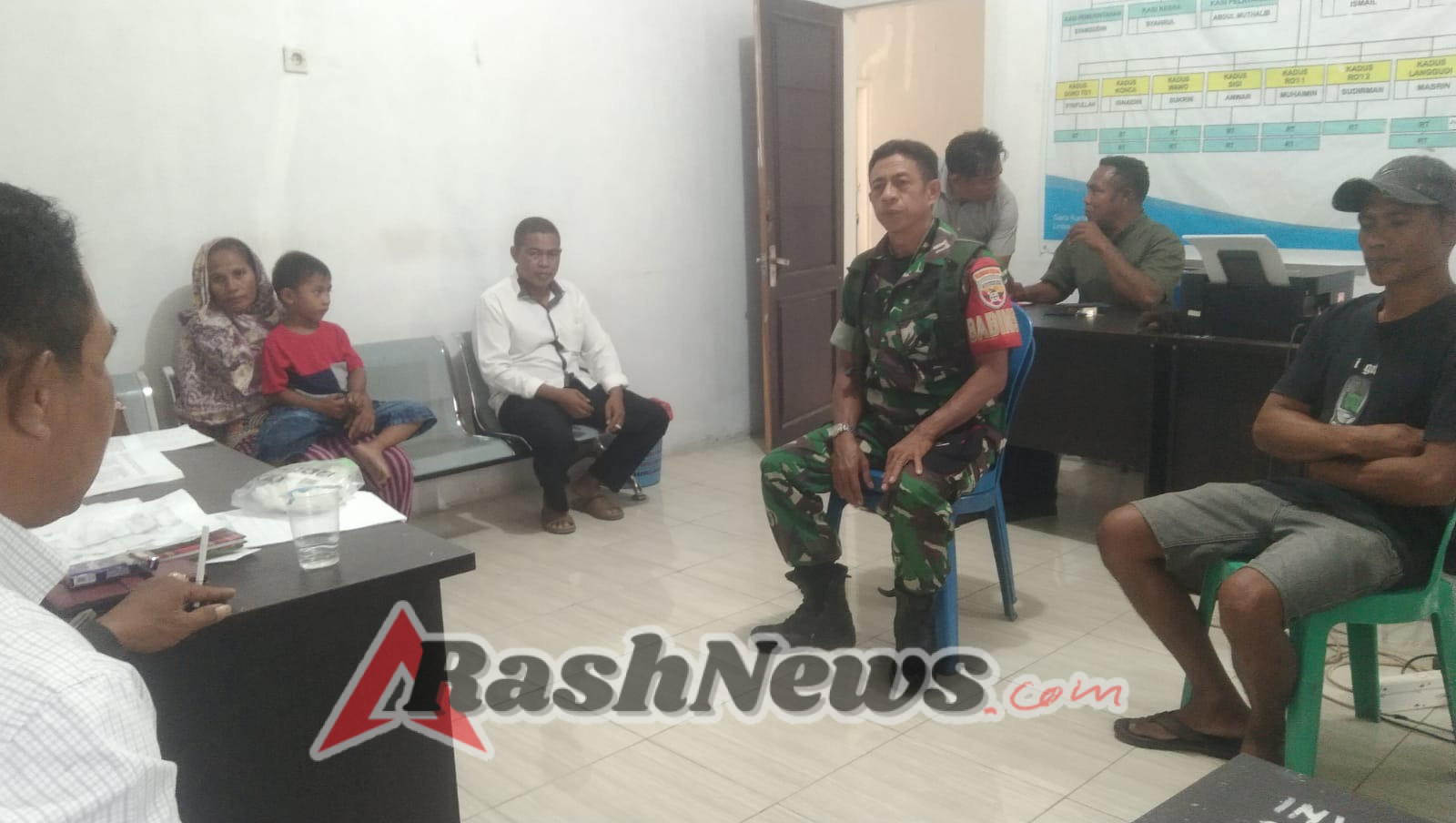 Babinsa Huu Berhasil Redam Perselisihan Rumah Tangga di Kantor Desa