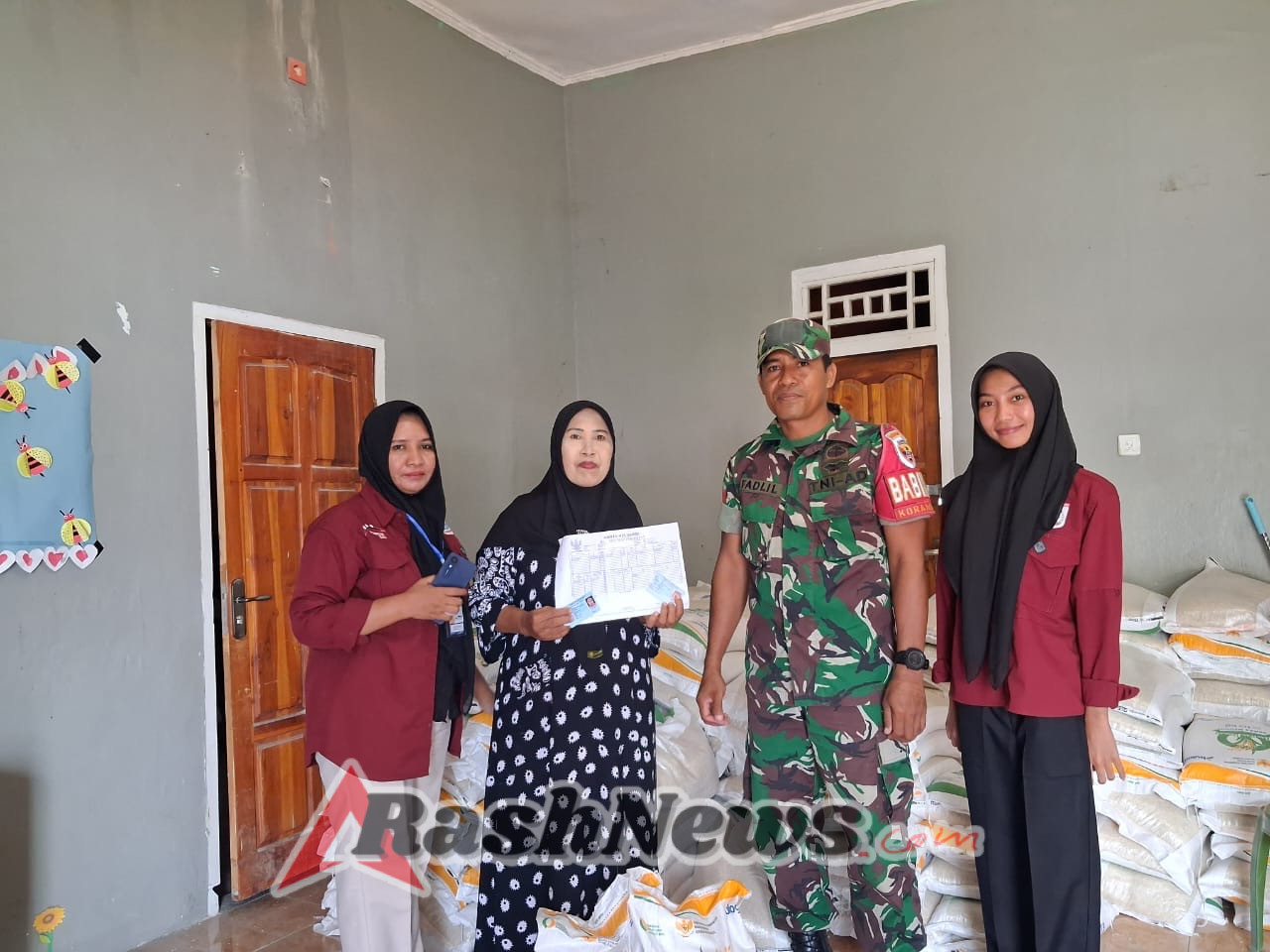 TNI Hadir untuk Rakyat, Babinsa Dampingi Pembagian Bantuan Pangan di Desa Bangkat Monteh