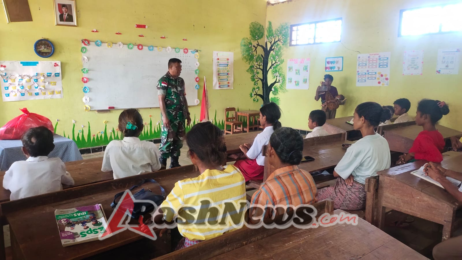 Aksi Nyata di Dunia Pendidikan, Babinsa Koramil 1618-06/Bian Bantu Siswa Kurang Mampu