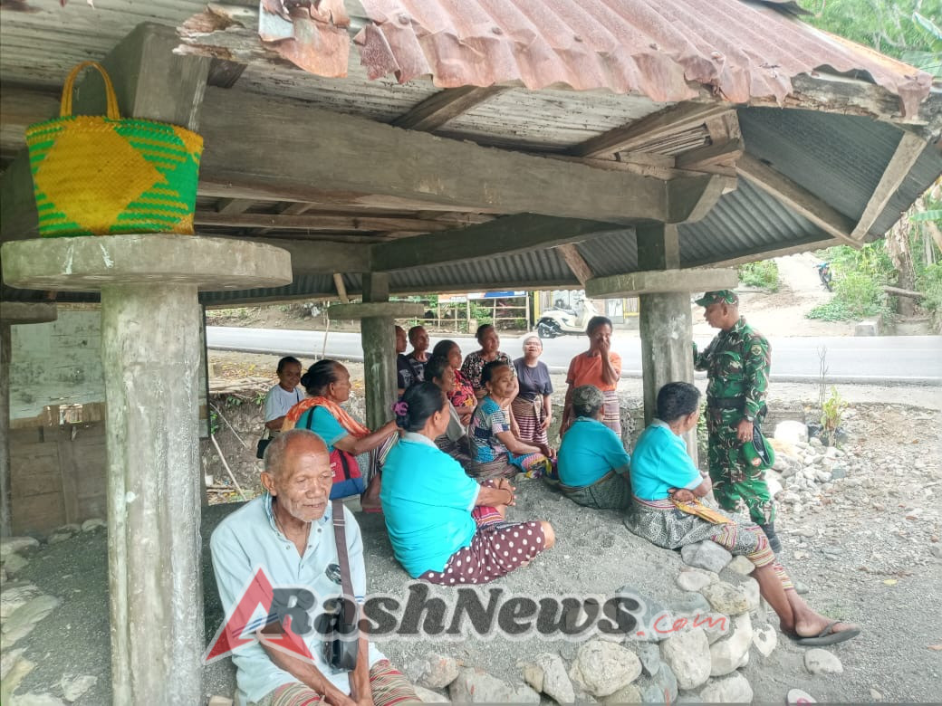 Lewat Komsos, Babinsa Kaenbaun Tingkatkan Kesadaran Lingkungan Warga