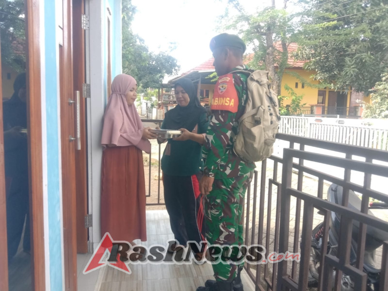 Dukung Peningkatan Gizi Masyarakat, Babinsa Air Suning Kawal Program MBG