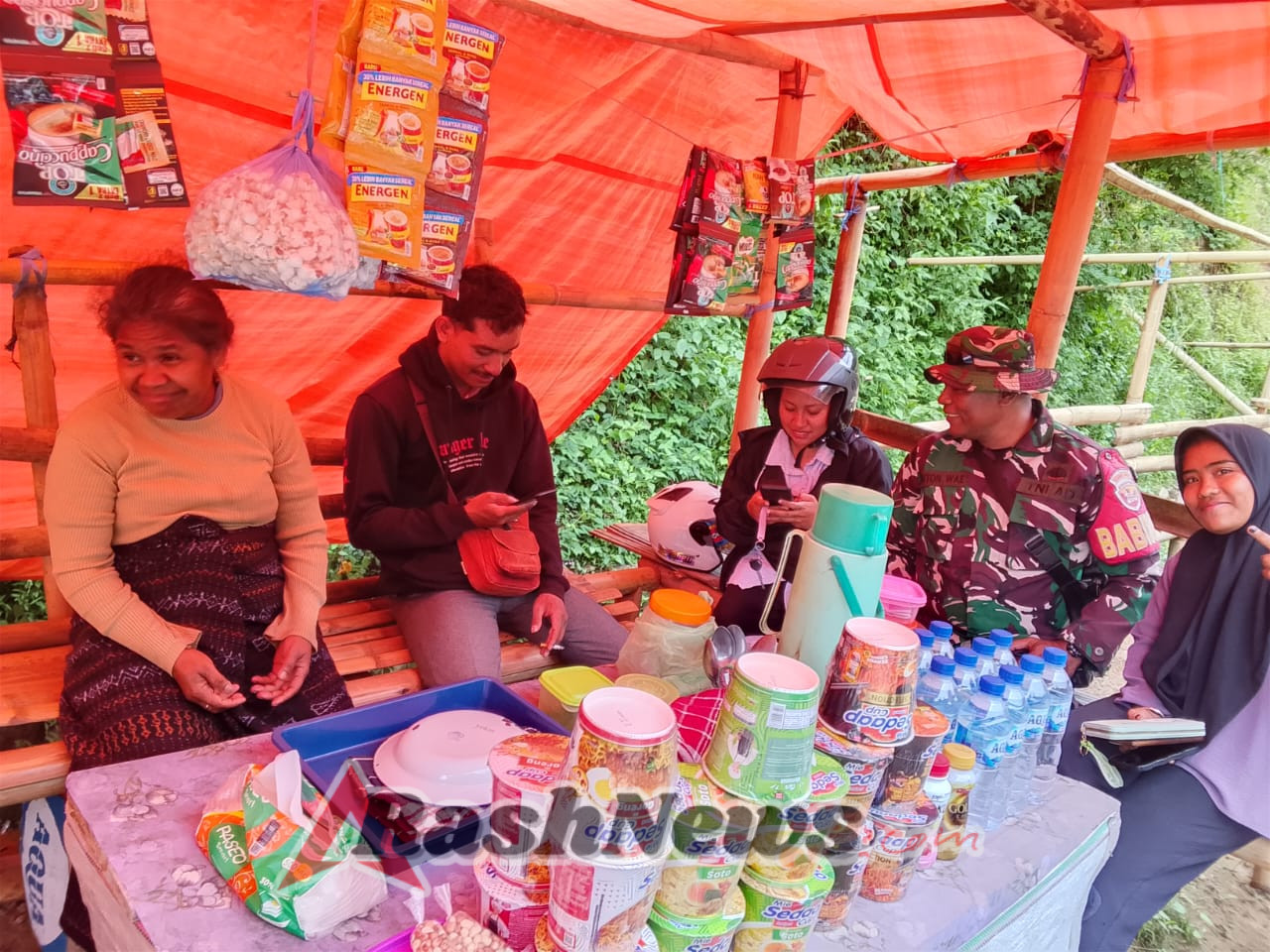 Komsos dan Pamwil Babinsa: Menjaga Keamanan dan Kebersihan Desa Lise Puu