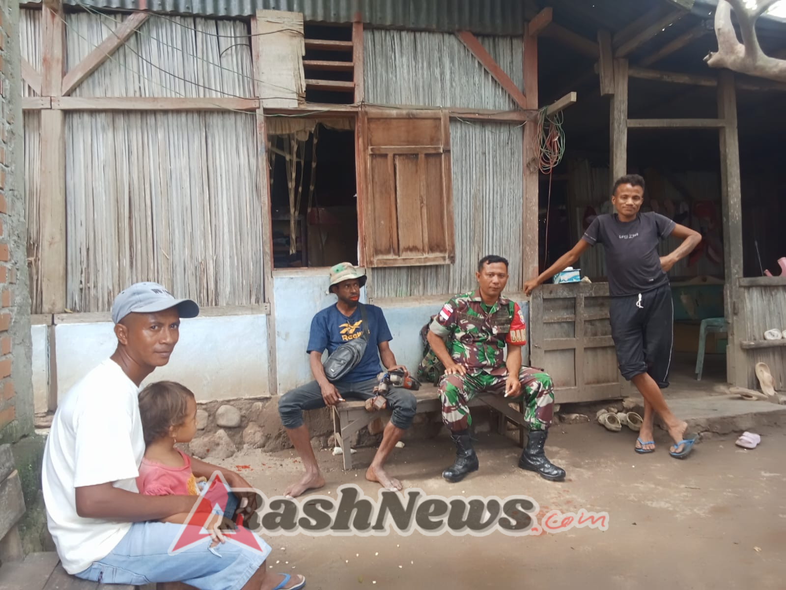 Laksanakan Komsos, Wujud Kepedulian Babinsa kepada Warga