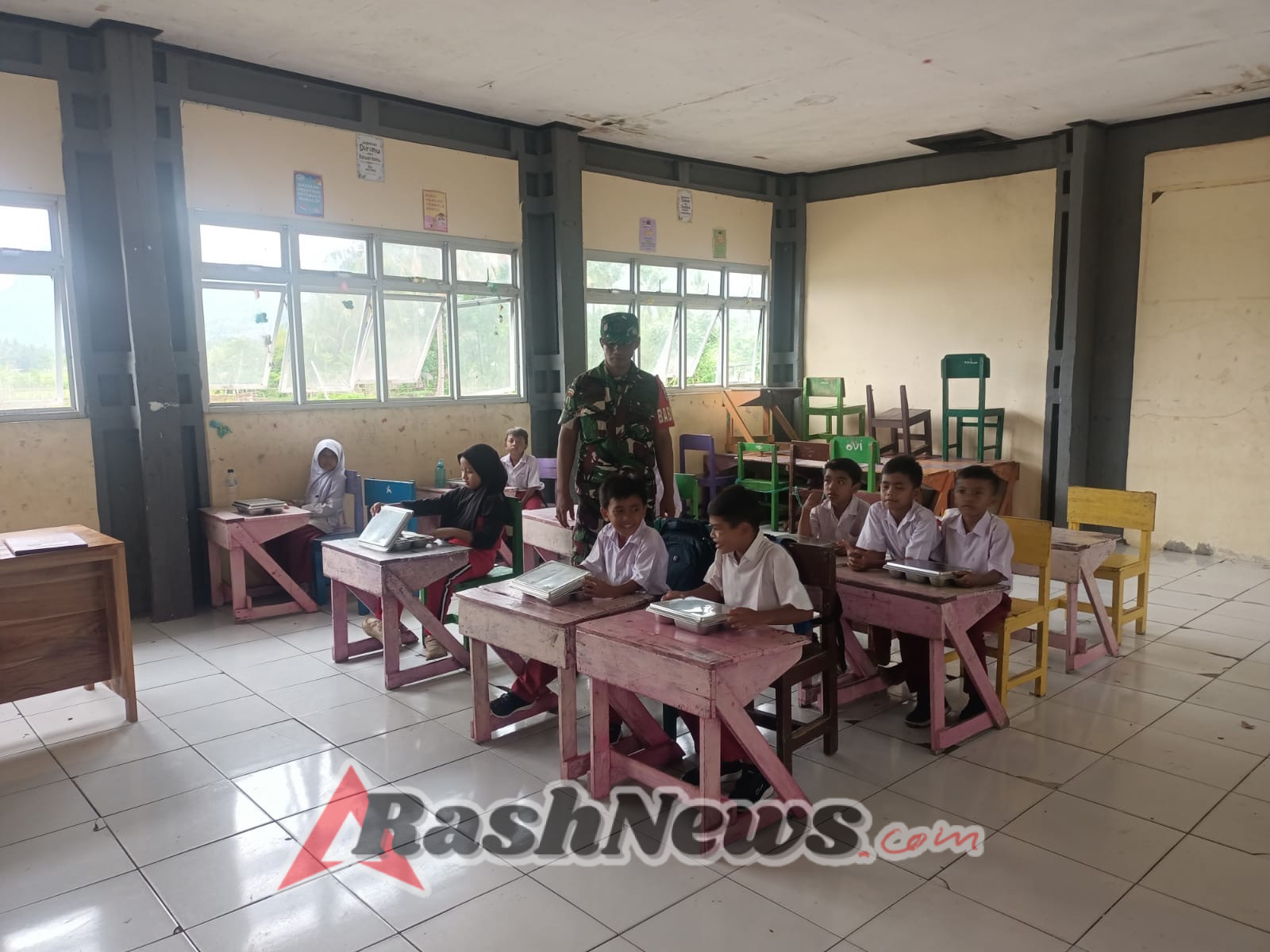 Program Makan Bergizi Gratis Berjalan Lancar, Babinsa Hadir Dampingi Siswa SDN 3 Seteluk