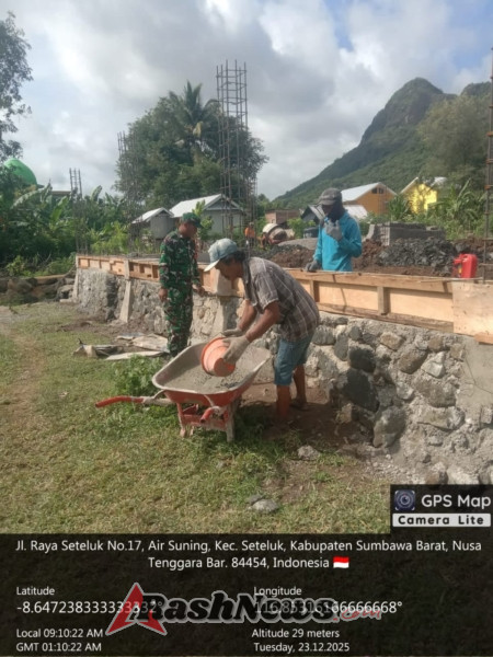 Sertu Ruslin Awasi Langsung Pembangunan KDKMP di Desa Air Suning
