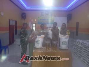Babinsa Turun Langsung Dampingi Penyaluran Beras dan Minyak Goreng di Desa Taebesa