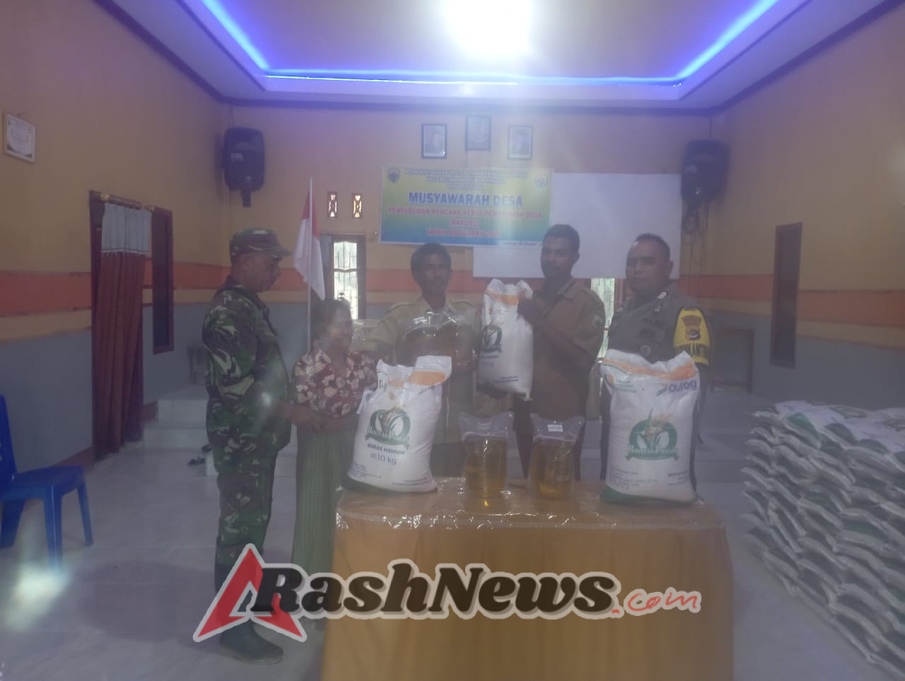 Babinsa Turun Langsung Dampingi Penyaluran Beras dan Minyak Goreng di Desa Taebesa