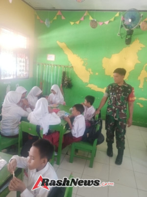 Tingkatkan Gizi Anak Sekolah, Babinsa Koramil 1628-03/Seteluk Turun Langsung Kawal Program MSG