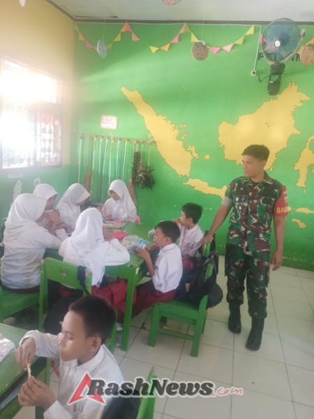 Tingkatkan Gizi Anak Sekolah, Babinsa Koramil 1628-03/Seteluk Turun Langsung Kawal Program MSG