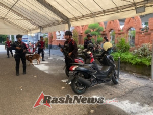 Unit Wanteror Detasemen Gegana Perketat Pengamanan Gereja Katedral Renon Jelang Natal