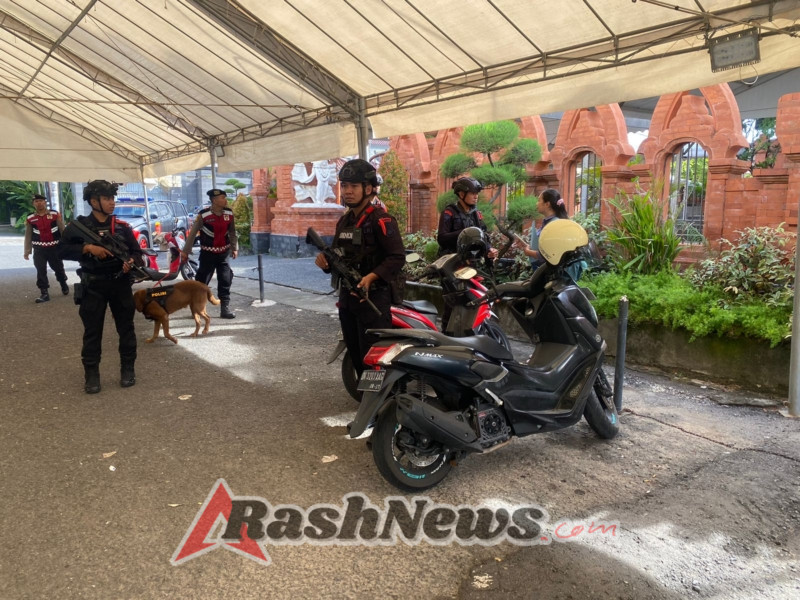 Unit Wanteror Detasemen Gegana Perketat Pengamanan Gereja Katedral Renon Jelang Natal
