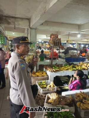 Kasubsatgas Binmas Ops Lilin Agung 2025 Polres Bangli Sampaikan Himbauan Kamtibmas di Pasar Kidul Bangli