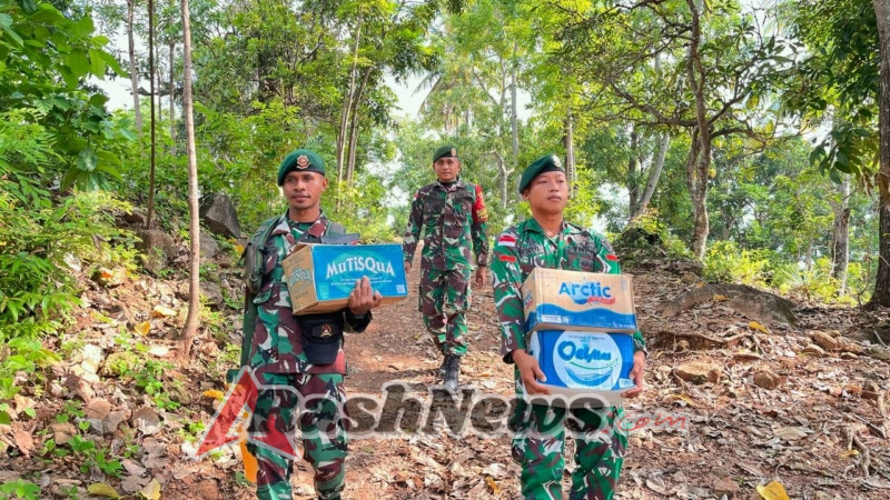 Bagi Sembako, Satgas Pamtas Yonarhanud 2 Kostrad Gelar Baksos di Perbatasan