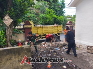 Sinergi TNI-Polri dan Warga Kekalik Jaya Cegah Banjir