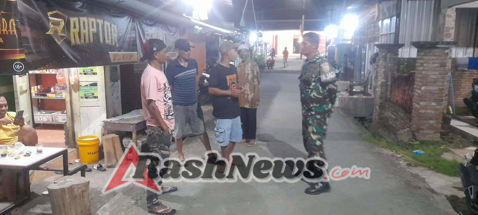 TNI Aktif di Lapangan, Koramil 1628-03/Seteluk Ajak Warga Hindari Keributan Malam Hari