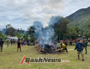 Bakar Batu Perkuat Keharmonisan Satgas Yonif 743/PSY dan Masyarakat Di Papua