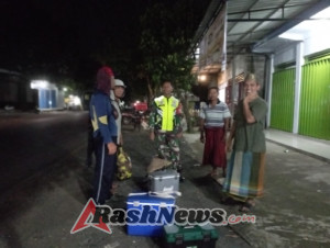 Babinsa Gelar Patroli Dialogis Wujudkan Wilayah Kondusif Malam Hari