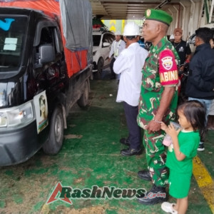 Babinsa Kodim 1627/Rote Ndao Amankan Aktivitas Bongkar Muat Kapal di Pelabuhan ASDP Pantai Baru