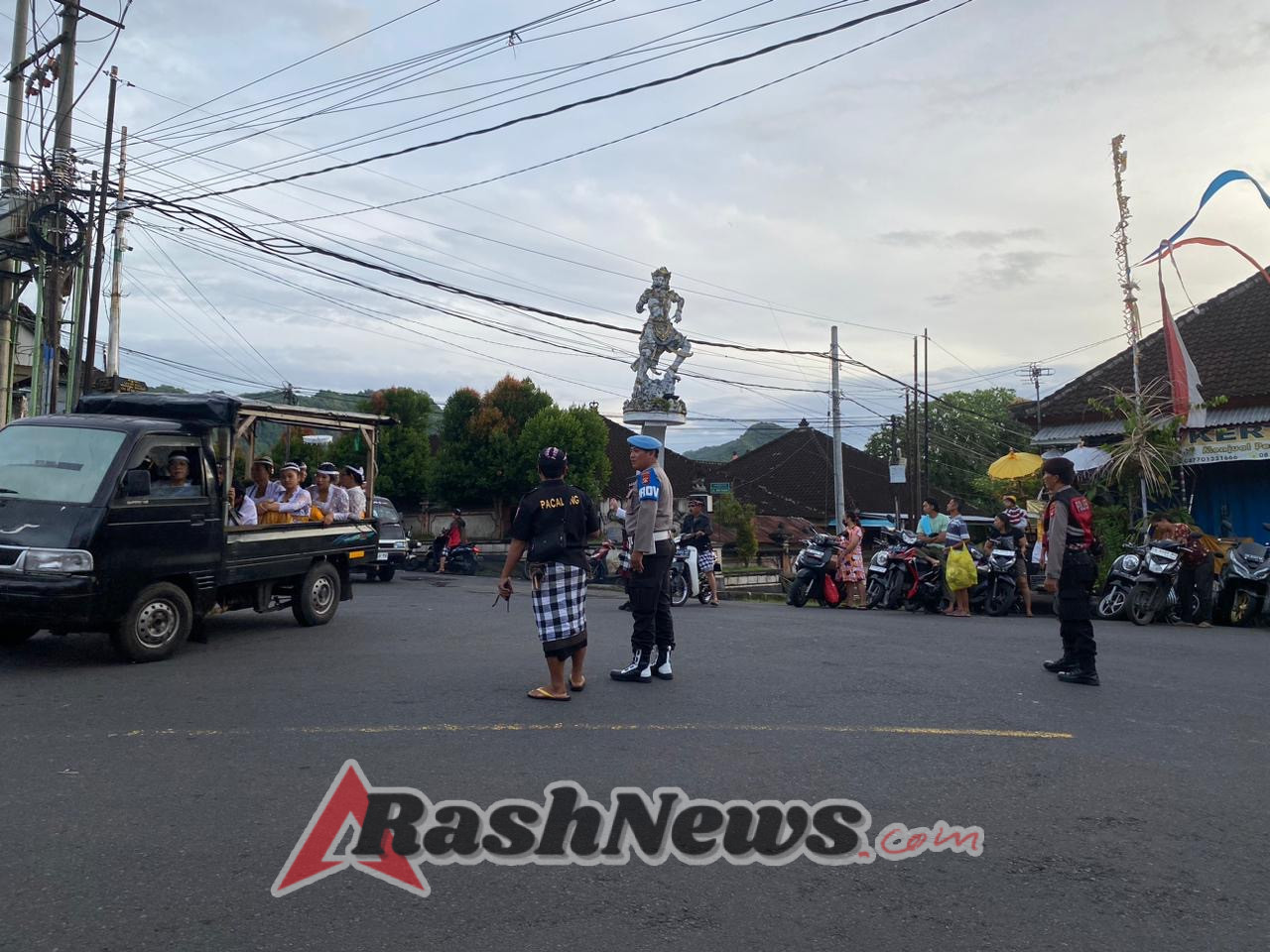 Polres dan Polsek Klungkung Amankan Jalannya Prosesi Melasti di Pantai Klotok.