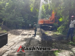 Babinsa Turun Lapangan, Pembersihan Sisa Material Banjir di Jalur Nobo–Nurabelen Dikawal Ketat