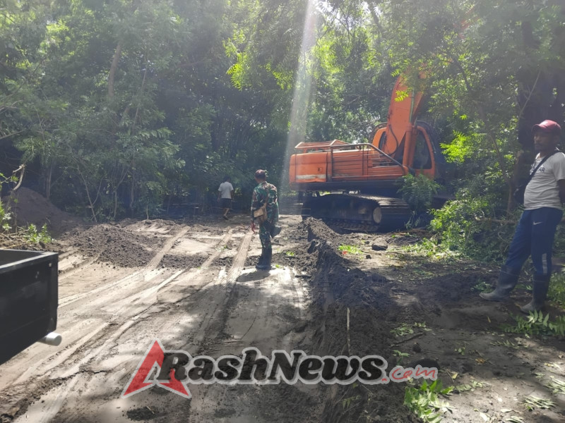 Babinsa Turun Lapangan, Pembersihan Sisa Material Banjir di Jalur Nobo–Nurabelen Dikawal Ketat