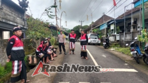 Bhabinkamtibmas Desa Munduktemu Hadiri Pesraman Pemangku dan Serati sebagai Wujud Nyata Kehadiran Polri di Tengah Masyarakat