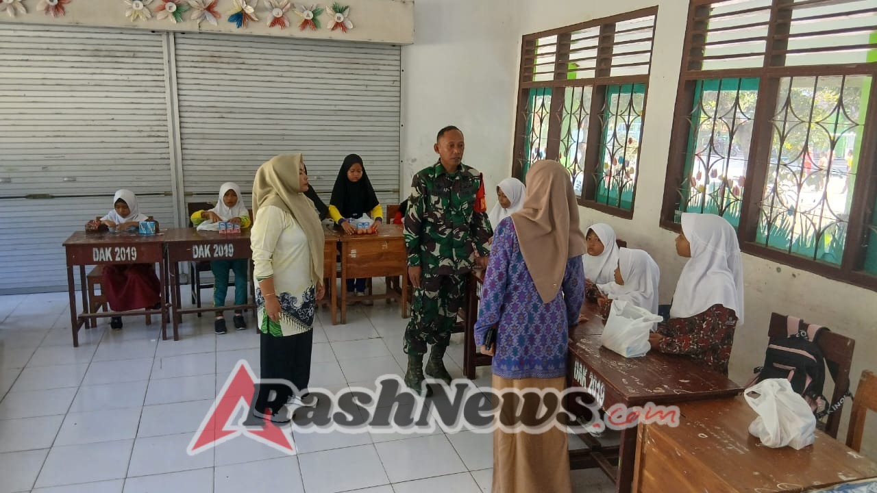Dukung Gizi Anak Sekolah, Babinsa Taliwang Kawal Program MBG.
