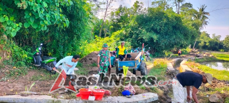Pendampingan Babinsa Tingkatkan Kekompakan Warga Desa Ranggo di Kegiatan Irigasi