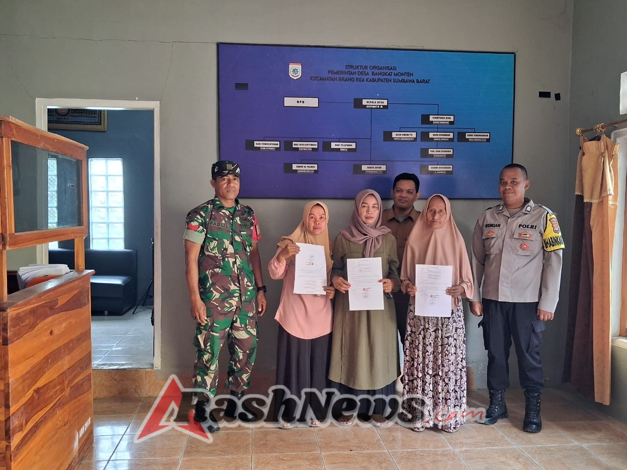 Anggota Koramil Taliwang Turun Tangan Selesaikan Konflik Antarwarga di Brang Rea