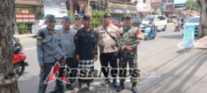 Sinergitas Bhabinkamtibmas, Babinsa, Linmas dan Pecalang Amankan Prosesi Ngaben di Dangin Puri