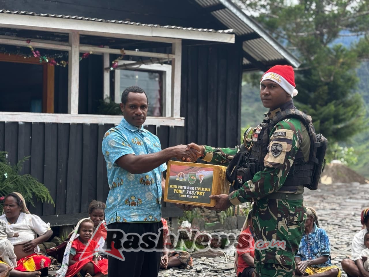 Satgas Yonif 743/PSY Antar Kasih Natal Hingga Pedalaman Papua