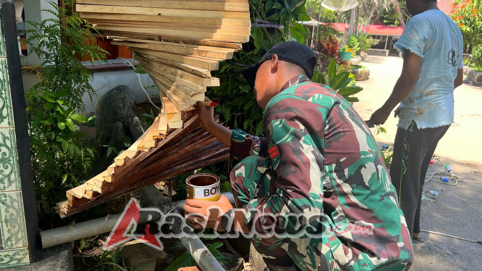 Persiapan Natal, Satgas Pamtas Yonarmed 12 Kostrad Laksanakan Karya Bakti di Gereja Katedral
