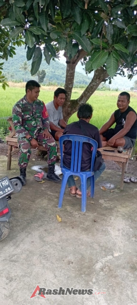 Babinsa Koramil 01/Taliwang Laksanakan Komsos dan Monitoring Wilayah Desa Seminar Salit