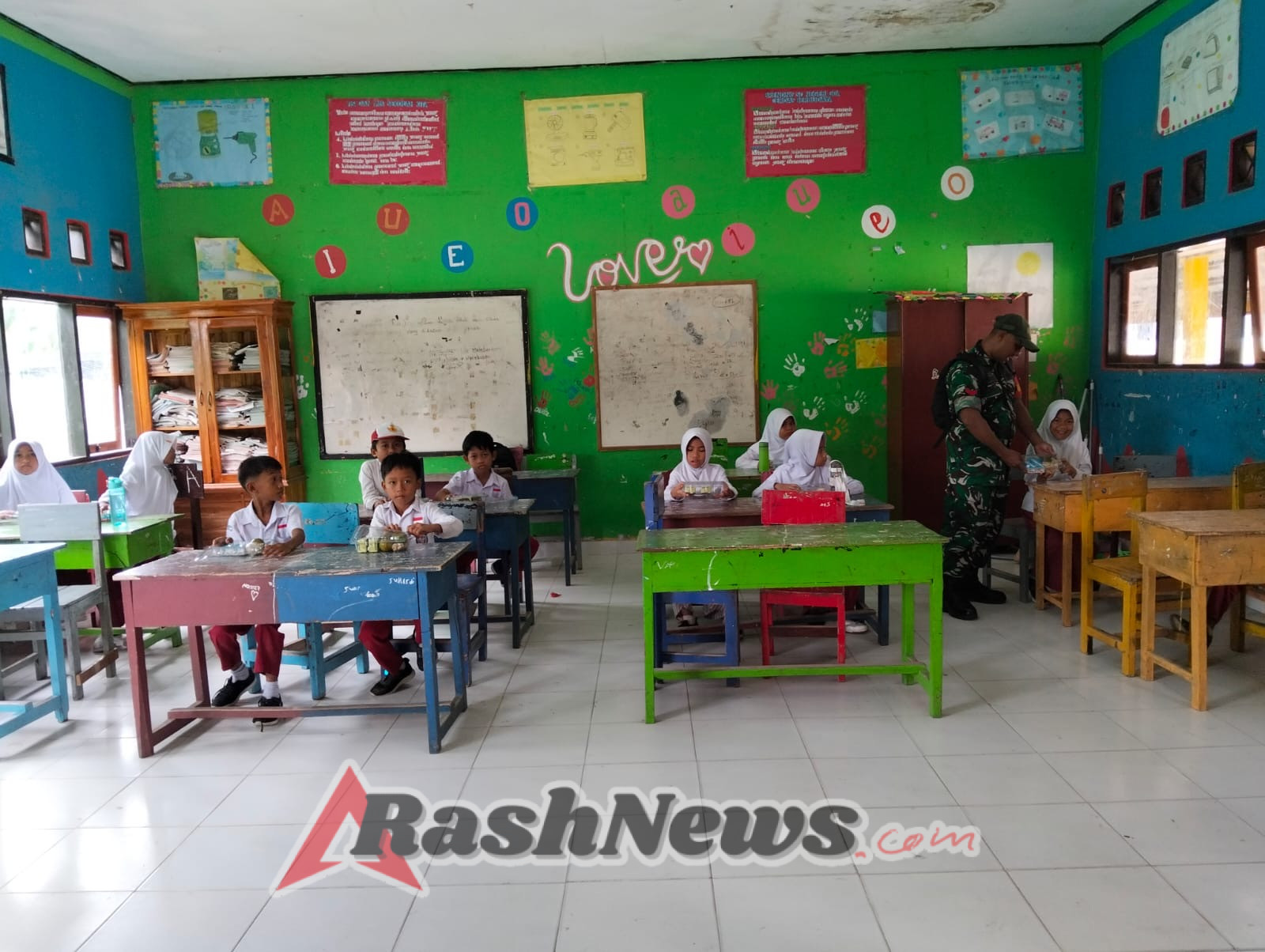 Program Makan Bergizi Gratis Berjalan Lancar, Babinsa Hadir di SD Negeri Goa