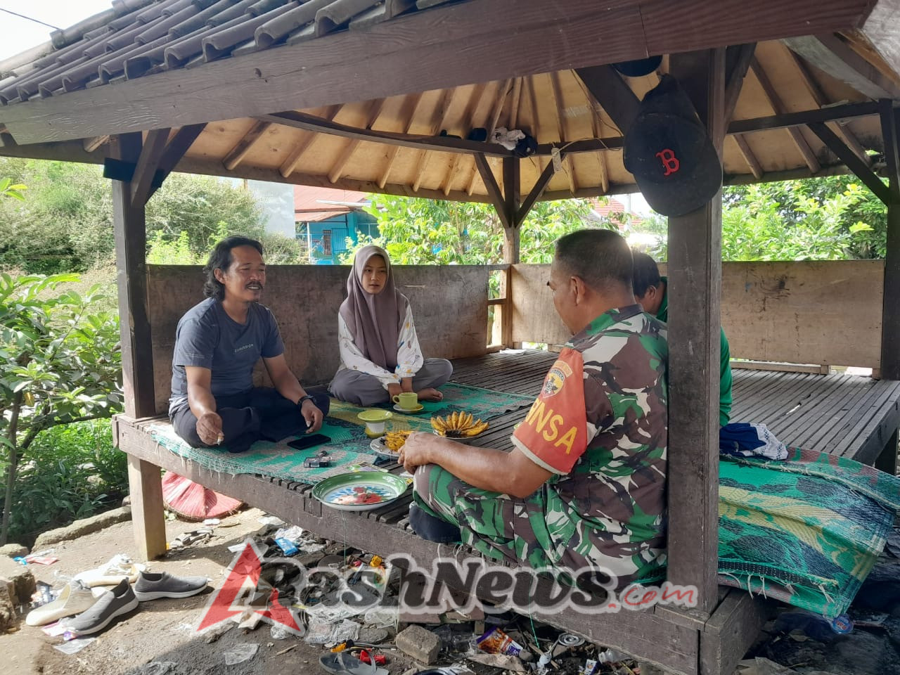 Melalui Komsos, Babinsa Desa Aikprapa Bangun Kedekatan dan Kebersamaan dengan Masyarakat