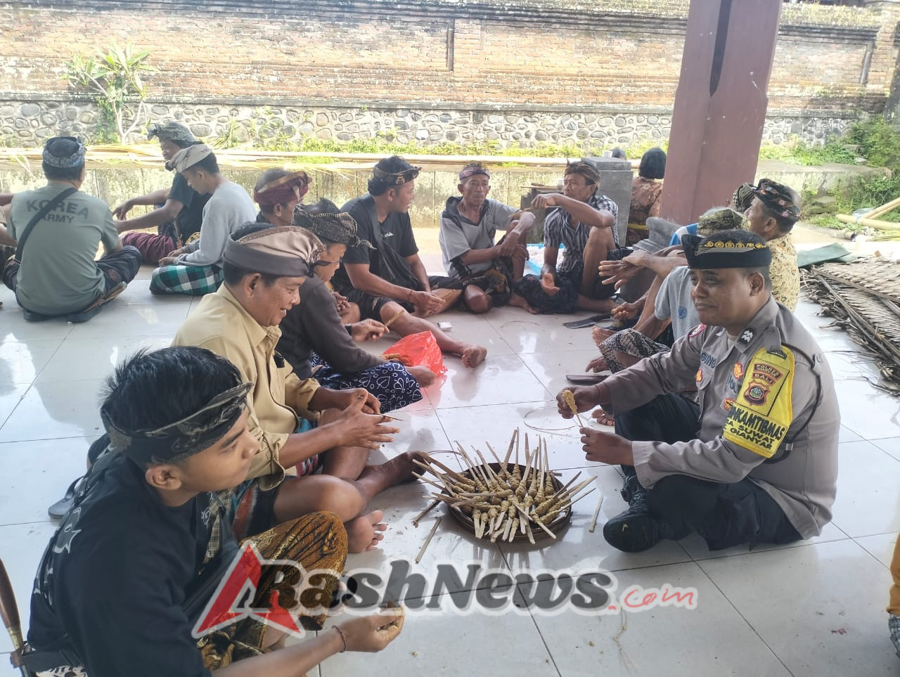 Bhabinkamtibmas dan Babinsa Suwat Ngayah Bersama Jelang Piodalan di Pura Puseh Suwat