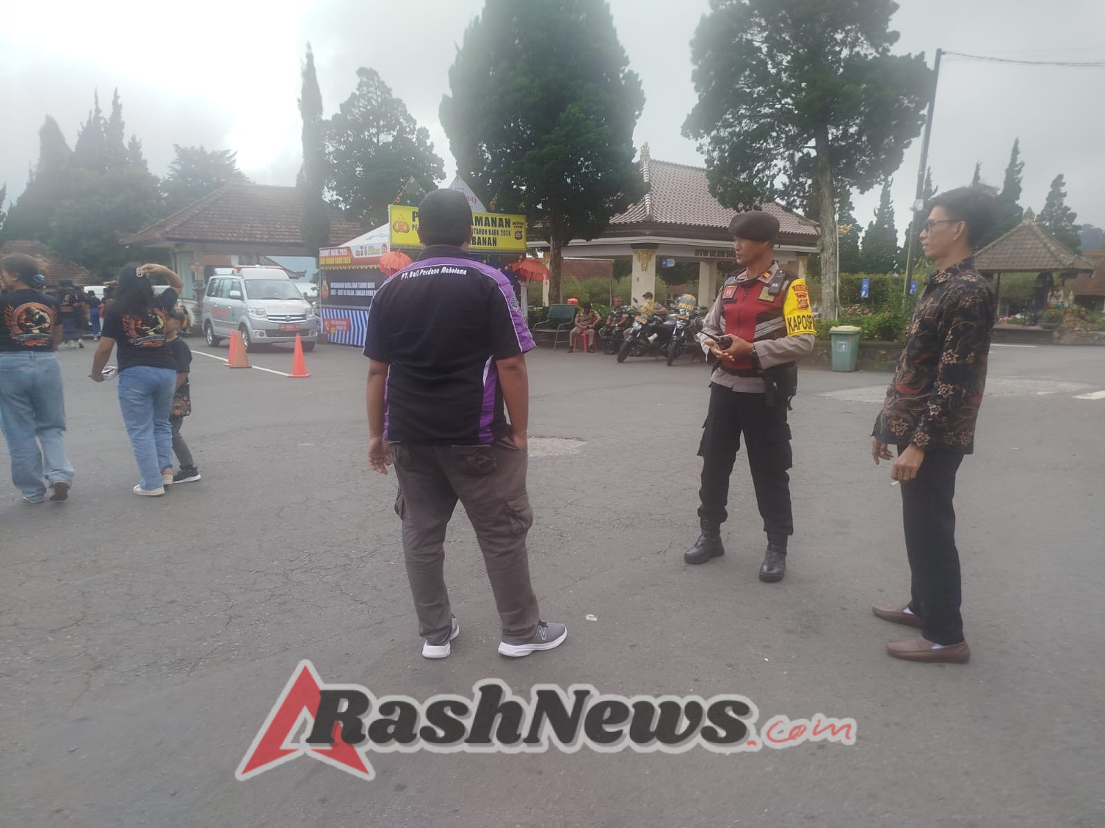 Personel Pos Pam Ulundanu Laksanakan Pengamanan dan Pelayanan Ibadah di Pura Ulun Danu, Situasi Aman Kondusif