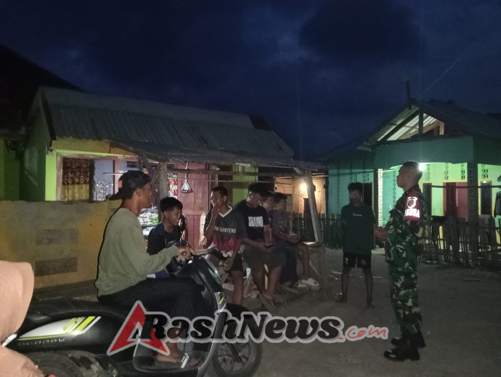 Perkuat Kamtibmas, Babinsa Bakajaya Edukasi Warga Saat Ronda Malam