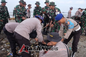 Peduli Lingkungan, Korem 162/WB Bersihkan Kawasan Wisata Loang Baloq Bersama Masyarakat