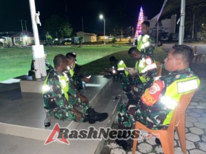 Berikan Rasa Aman, Personil Babinsa Koramil Kobalima Amankan Ibadah Malam Pergantian Tahun Baru
